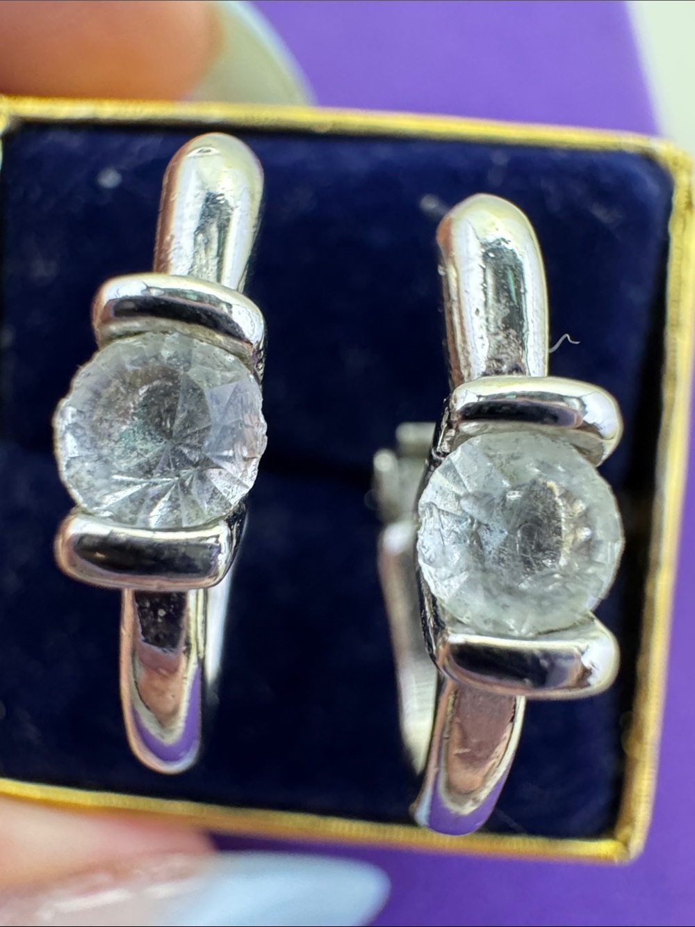 💛 Classic Silver-Tone Hoop Earrings with Clear Plastic Stone - Picture 2 of 5